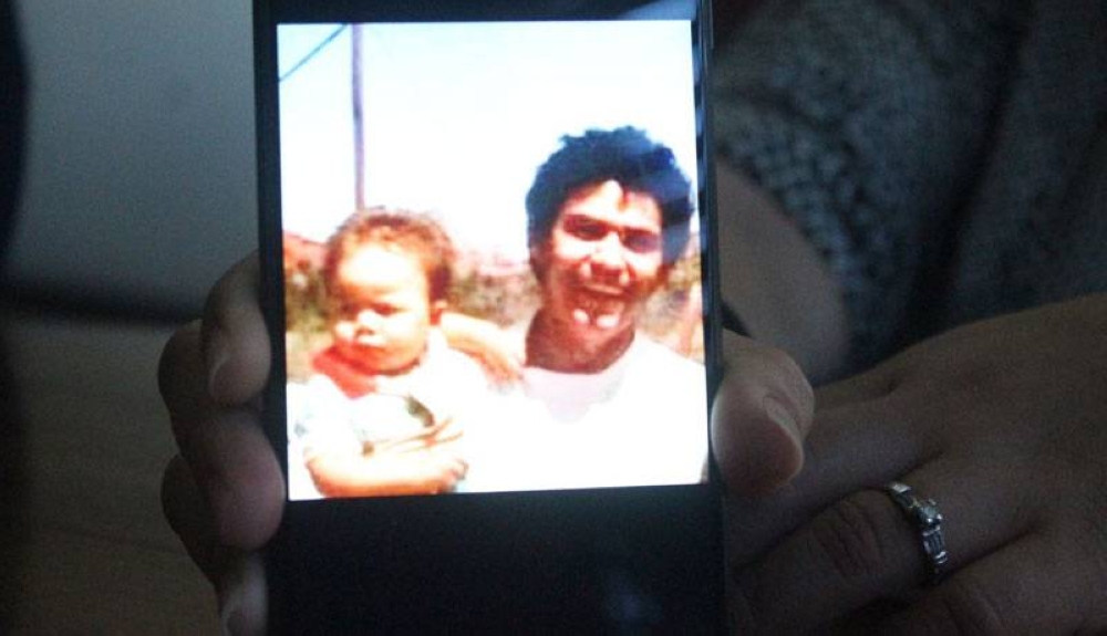 Sus amigos muestran fotografías de don Ricardo con sus hijos, mismas que él les compartía. / G.Aquino