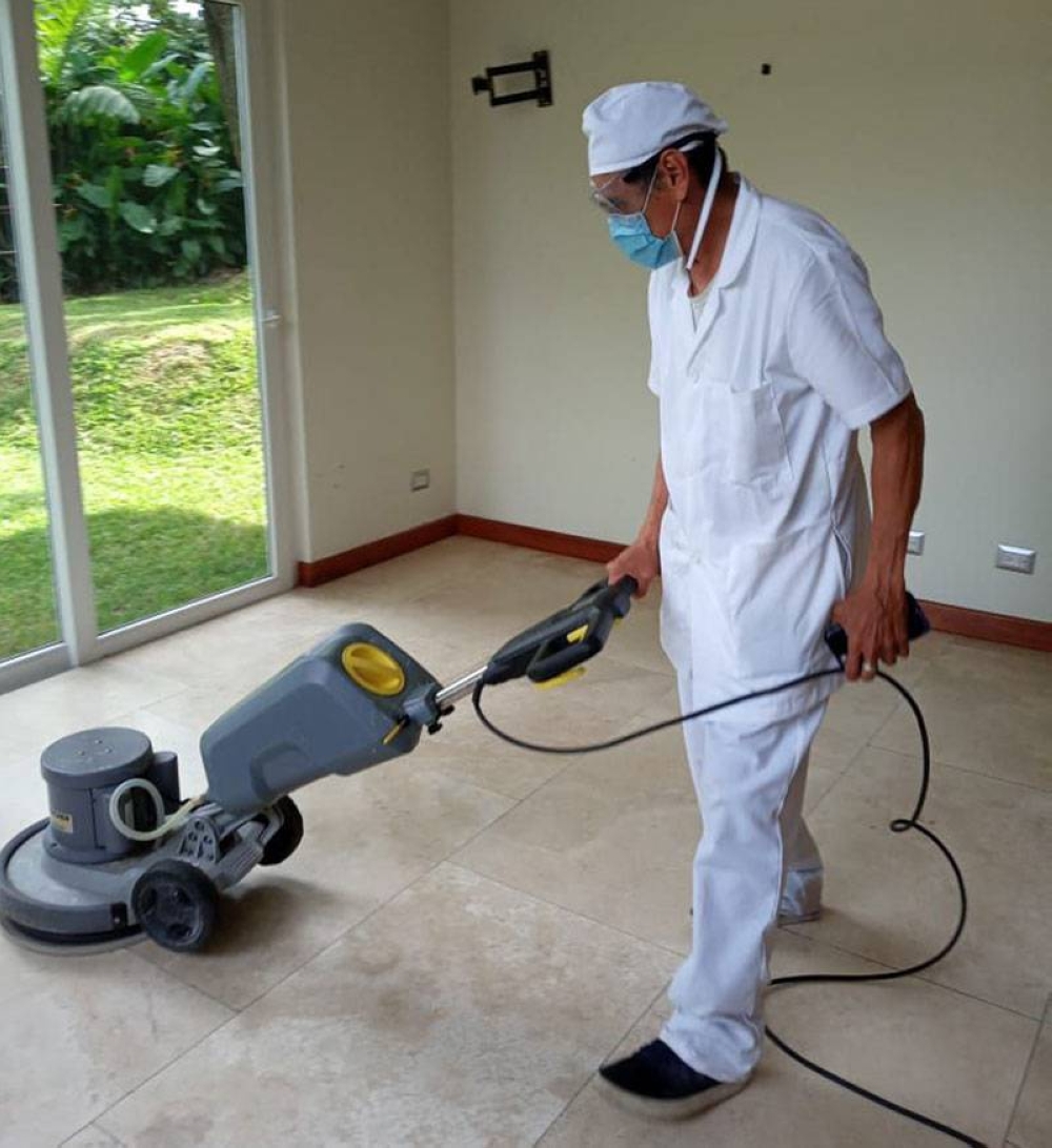 Ricardo Cruz aprendió el oficio de limpieza en EE. UU., mismo que practicó durante más de una década en El Salvador. / Cortesía