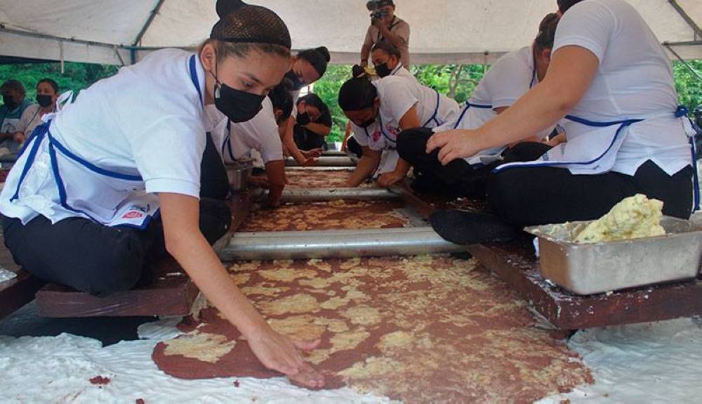 Sobre tablas suspendidas por varios tubos, las pupuseras colocan 160 libras de queso y frijoles molidos para el relleno de la pupusa. / Gabriel Aquino