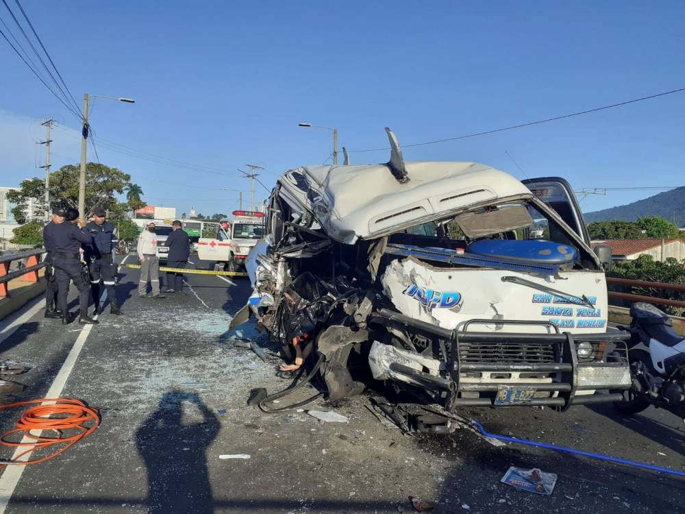 Un Muerto Y 11 Heridos Deja Aparatoso Choque Entre Microbús Y Rastra En ...