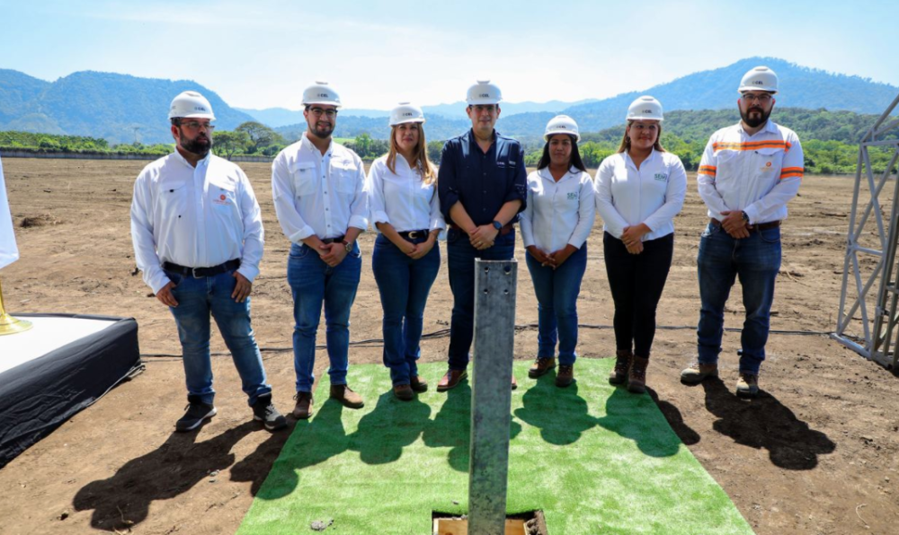 El Gobierno colocó este martes la primera piedra del parque solar, el primero construido con fondos públicos que requerirá una inversión de $20 millones. /Cortesía