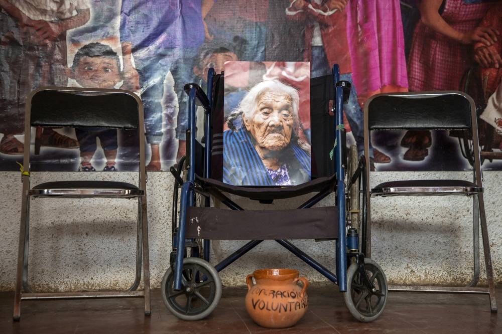 Un retrato de María Salud Ramírez Caballero, conocida como Mamá Coco, en su casa en Santa Fe de la Laguna, estado de Michoacán, México / AFP