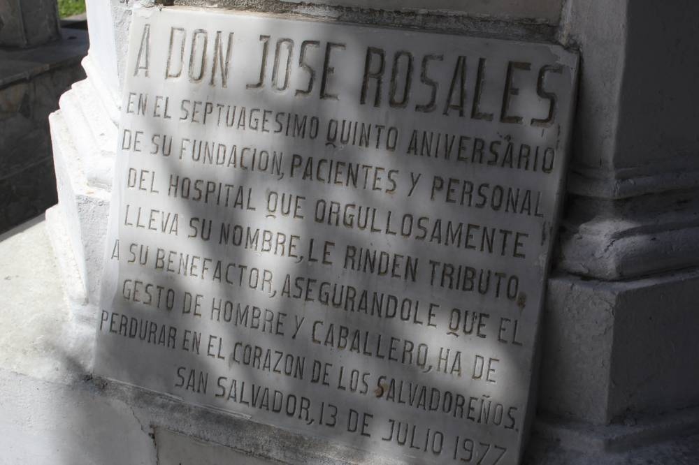 Sepulcro de don José Rosales, fundador de Hospital Rosales. Murió el 7 de abril 1861.  Emerson Del Cid. 