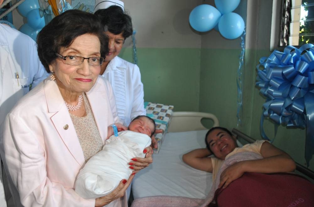 Enero de 2013. La entonces ministra de Salud, María Isabel Rodríguez, carga a Jasir Martínez, el primer bebé del año, en el antiguo hospital de Maternidad. / Archivo DEM 