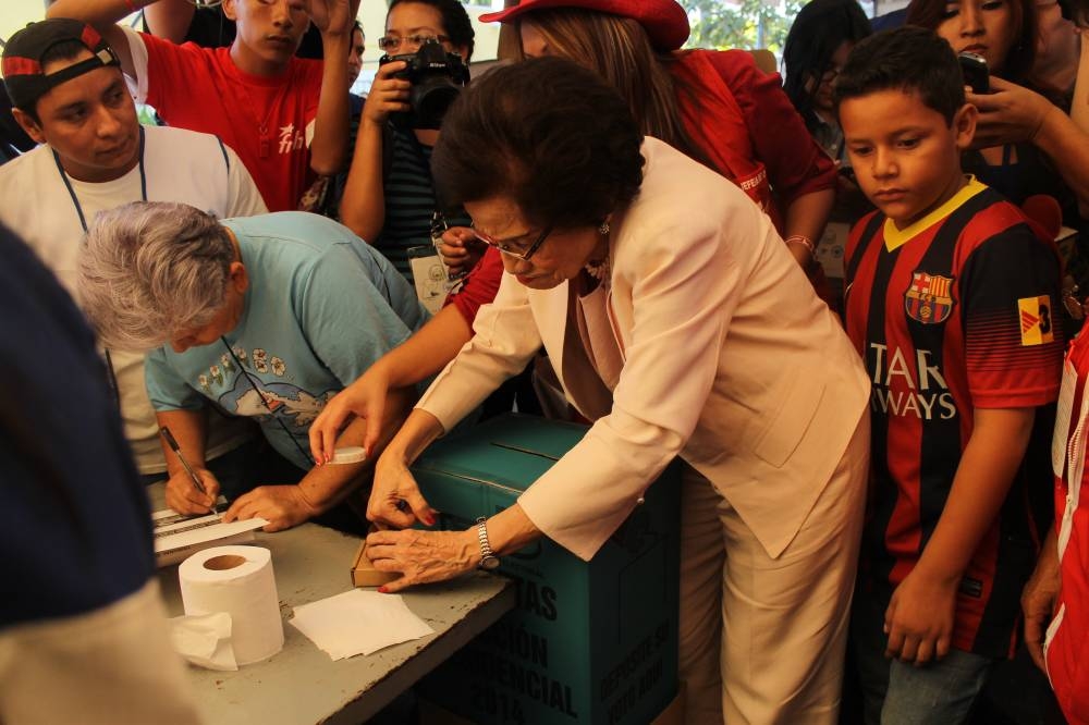 La doctora María Isabel Rodríguez luego de votar, en las elecciones de 2014. 