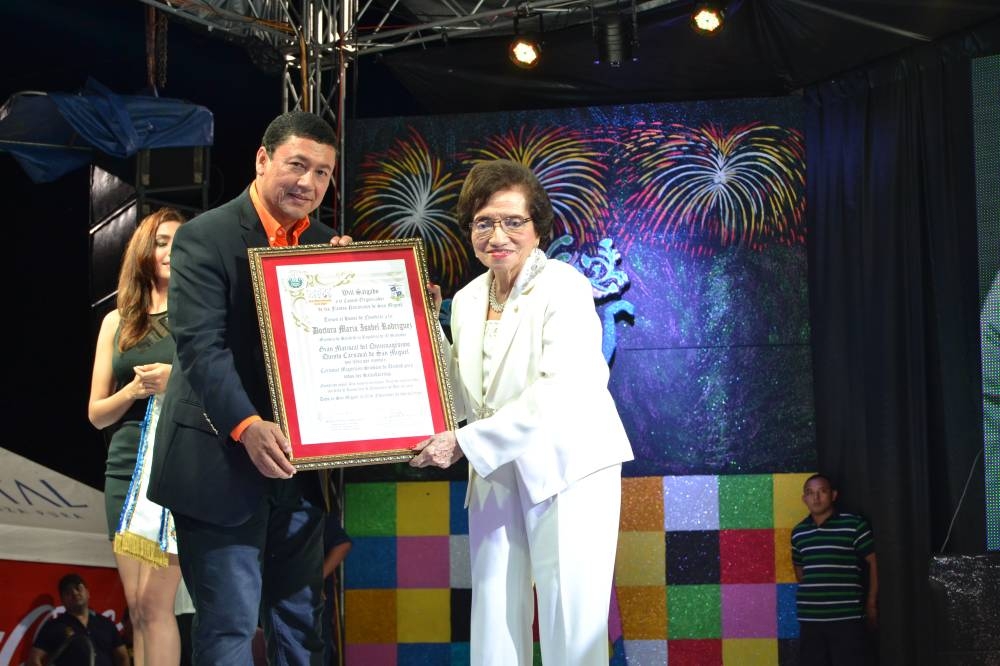 La doctora María Isabel Rodríguez fue nombrada Gran Mariscal del Carnaval de San Miguel, en el año 2013. En la foto le entrega el reconocimiento, el alcalde Wilfredo Salgado. / Archivo DEM. 