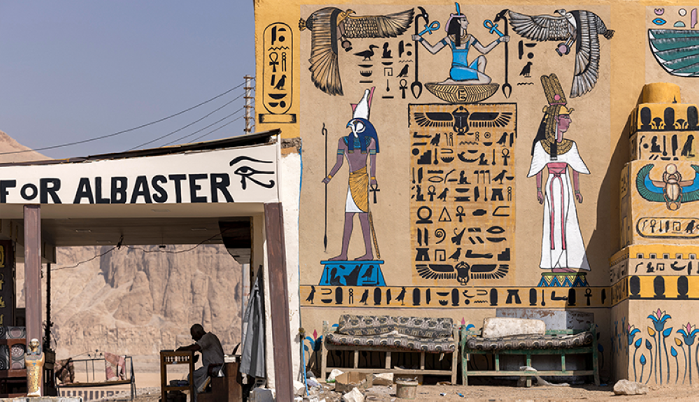 un artesano trabaja en un bazar de alabastro en el pueblo de al-Qurna (Gurna) en la orilla oeste del río Nilo frente a la ciudad de Luxor, en el sur de Egipto.AFP