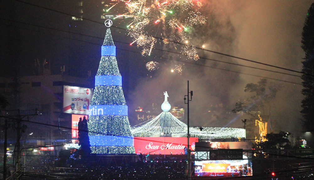 Plaza Salvador del Mundo iluminada por nuevo árbol de Navidad. DEM-Gabriel Aquino
