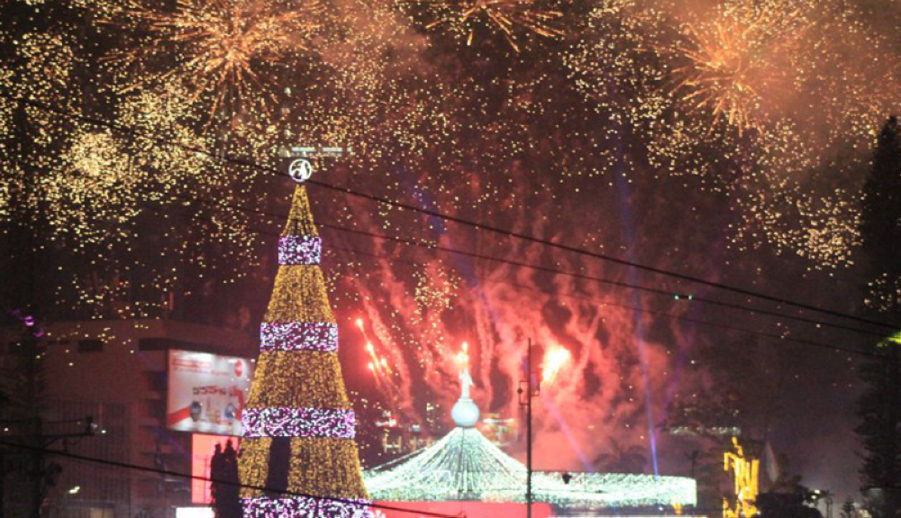 La Alcaldía de San Salvador acentuó la inaguración del árbol de Navidad con fueros pirotécnicos. Fotod DEM-Gabriel Aquino