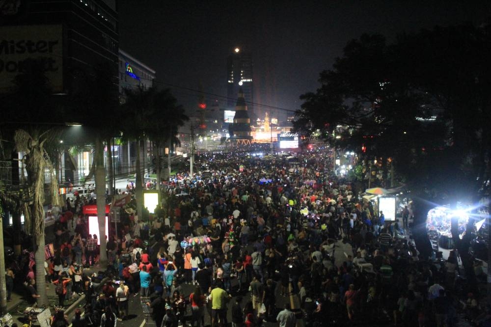 Miles de salvadoreños abarrotaron la Plaza Divino Salvador del Mundo para el acto inaugural. DEM-Gabriel Aquino