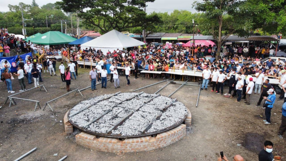 La pupusa más grande tardó alrededor de 45 minutos en coserse / Francisco Valle.