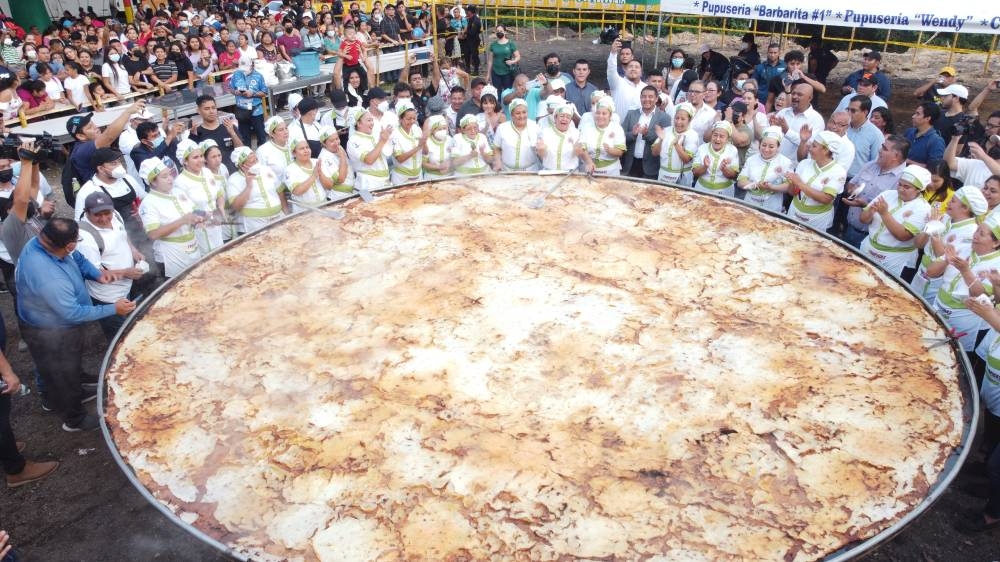 Olocuilta supera su propio Récord Guinness y elabora la pupusa más