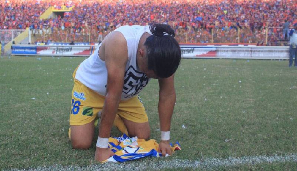 Juan Carlos Argueta desconsolado tras perder la final ante FAS. / G. Aquino