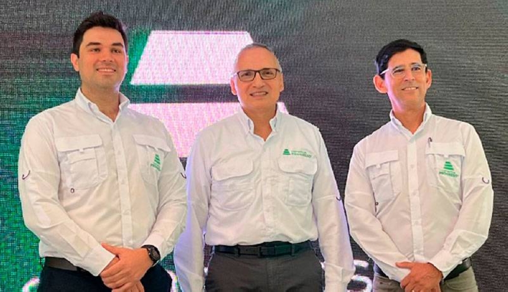 Juan Pablo Ardón, director para El Salvador; José Raúl González, CEO; y Enrique García, director para Centro y Sur América de Cementos Progreso. / DEM
