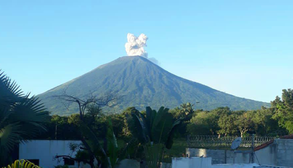 Imagen captada la mañana de este sábado durante una de las emanaciones del volcán Chaparrastique, San Miguel. Cortesía. 