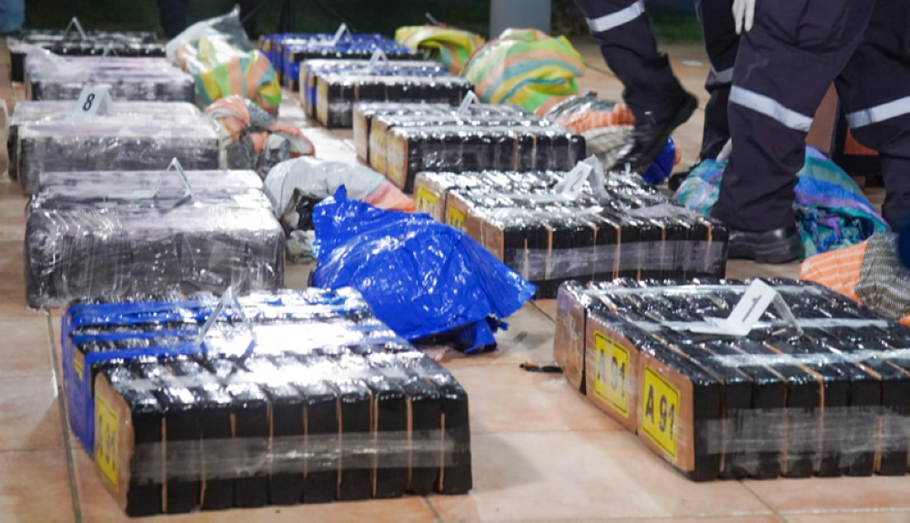 Bultos con paquetes de cocaína incautados a ecuatorianos frente a la costa de Sonsonate. Cortesía FGR