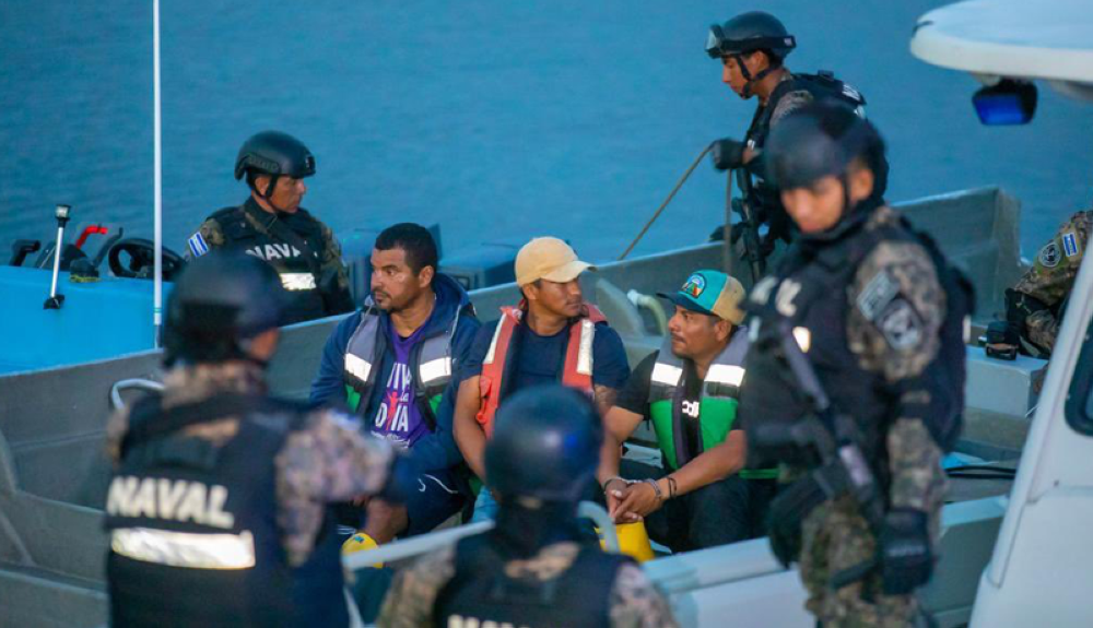 Efectivos de la Fuerza Naval custodian a tres ecuatrorianos capturados con alijo de cocaína en altamar. Cortesía Ministerio de Seguridad