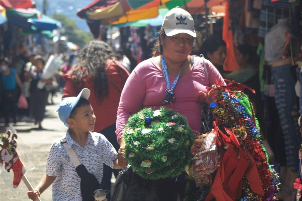 Comerciantes como Marlene Medina venden adornos navideños desde los $0.25. /G.A.
