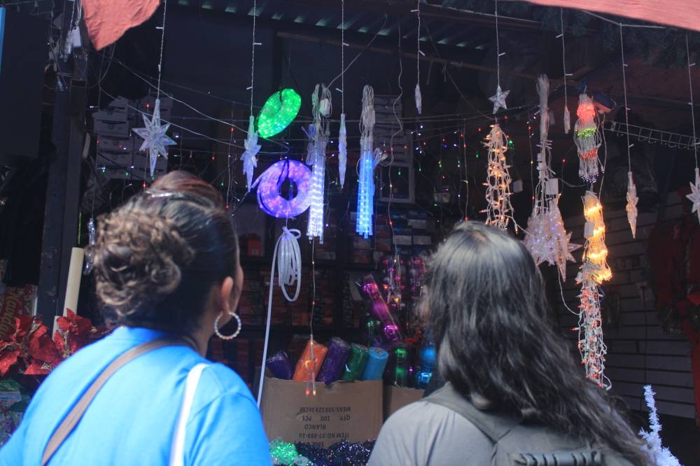 La temporada navideña ya llegó al mercado central de San Salvador, y los vendedores ya ofrecen productos al por mayor y al detalle. /GABRIEL AQUINO