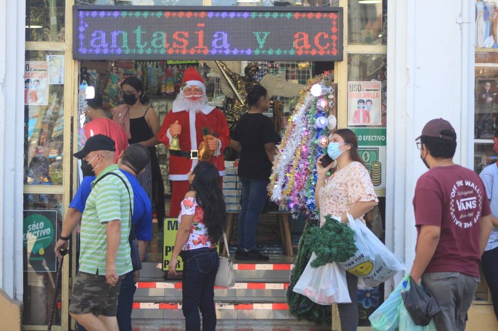Muchos comercios ya decoraron sus fachadas con el objetivo de atraer a los salvadoreños a realizar compras navideñas. /G.A.
