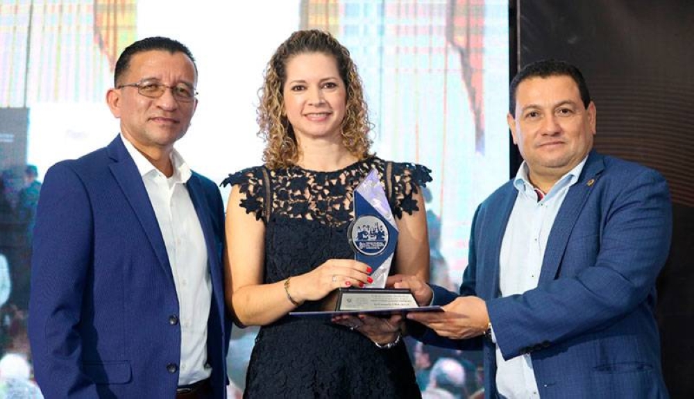 Awarded by Industrias La Constancia. Carol Colorado, Legal Director of Corporate Affairs, received the award.  / FV