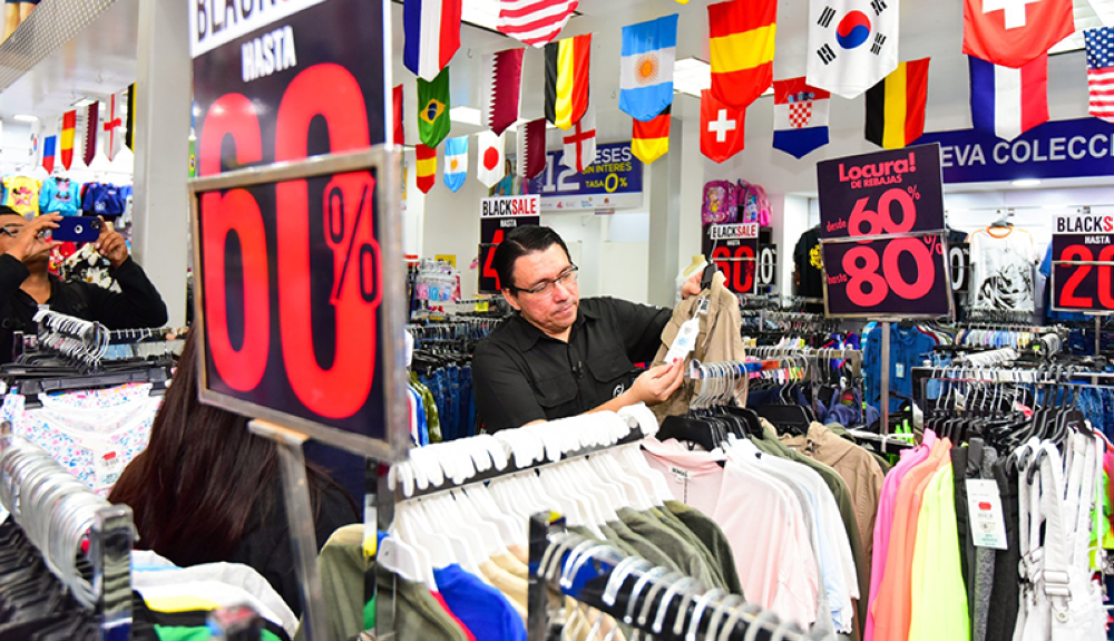 Ricardo Salazar, presidente de la Defensoría del Consumidor verifica precios en una tienda en Plaza Mundo, en Soyapango