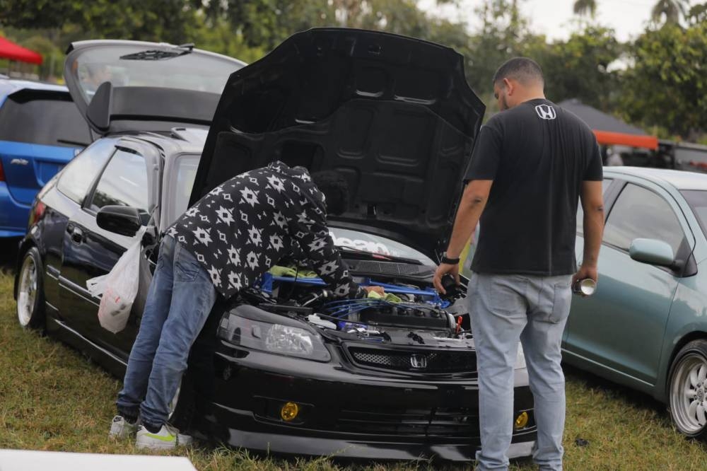 Varios participantes aprovecharon para hacer un par de ajustes a sus autos / Cortesía.