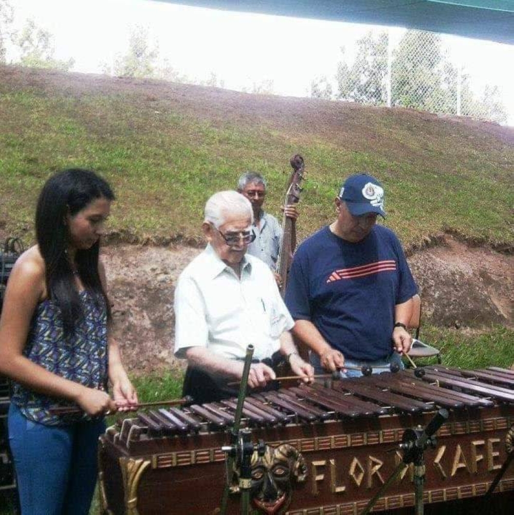 Don Tiberio gustaba de la música Folclórica. 