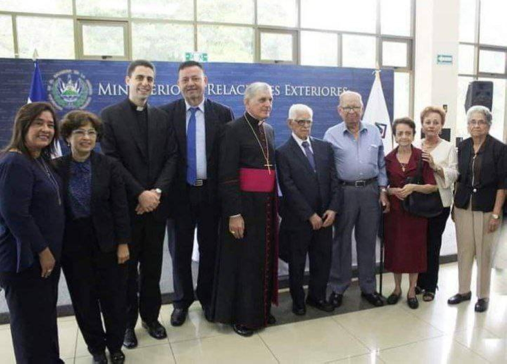 La familia Romero Galdámez junto al exnuncio Santo Rocco Gangemi en un evento por la canonización de monseñor Romero. 
En la foto aparecen dos hermanos de monseñor, don Tiberio y don Gaspar.