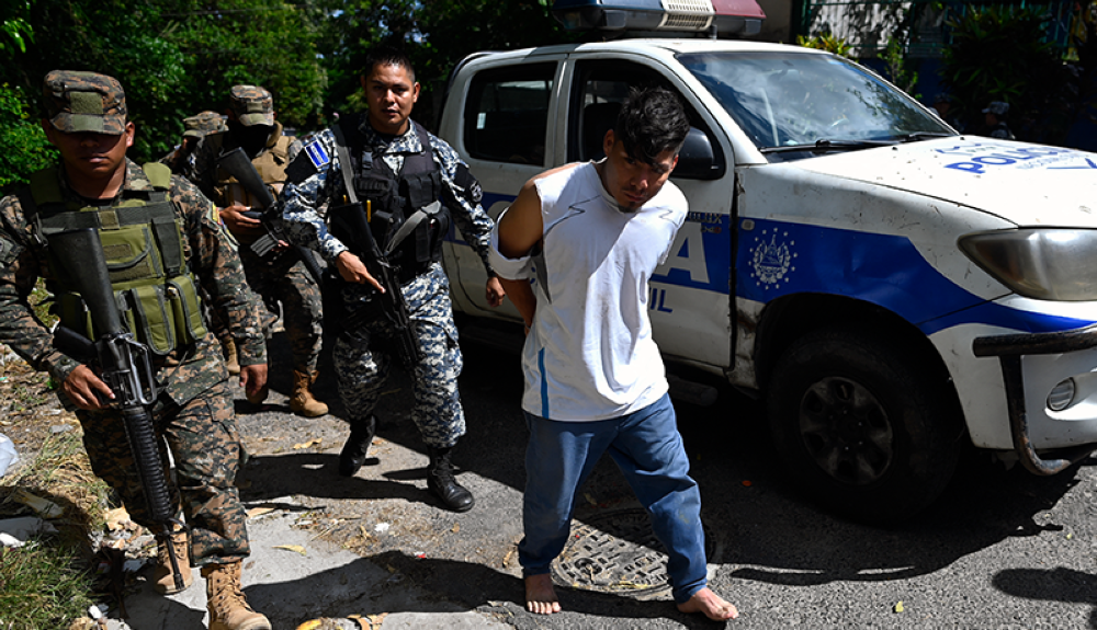 Militares y policía han realizado capturas de presuntos miembros de pandillas.AFP