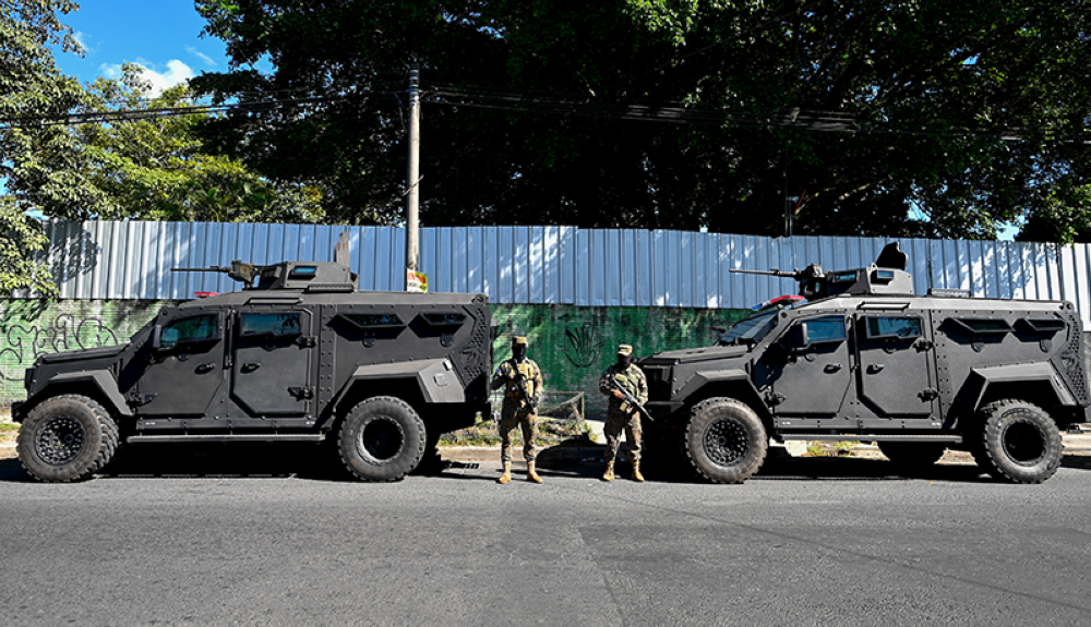 Vehículos militares han sido instalados en calles y avendidas de Soyapango. AFP