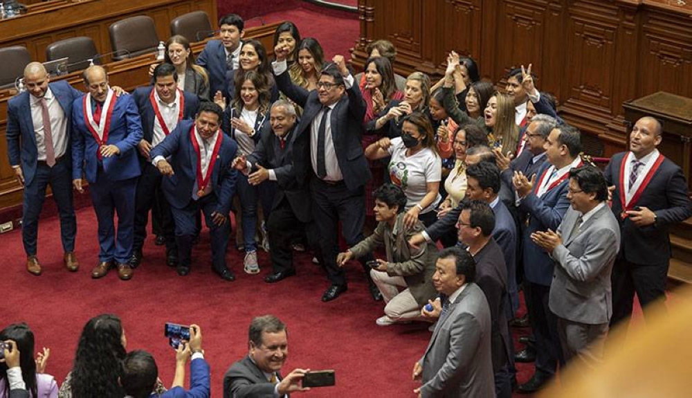 Congresistas celebran la destitución de Castillo, que antes los disolvió.