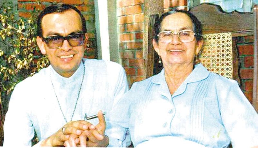 El cardenal Rosa Chávez y su madre, doña Domitila Chávez. / DEM