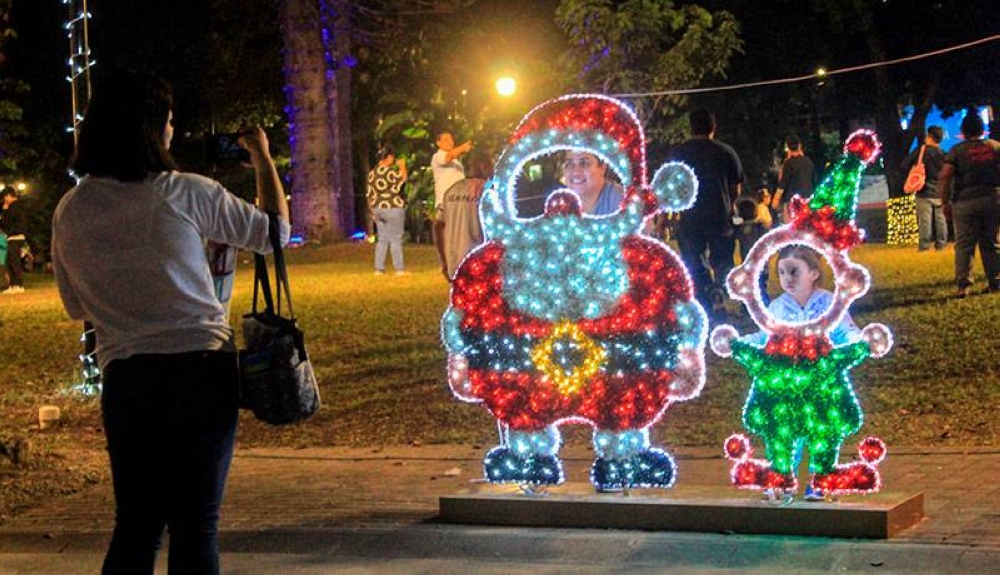 La villa navideña en el parque Cuscatlán divierte a los capitalinos. / G. Aquino