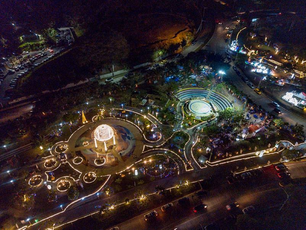 Una vista aérea de la plaza la Transparencia en Santa Tecla, con temática de El Principito. / F. Valle