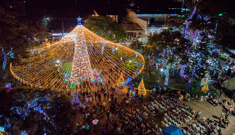 El parque de Antiguo Cuscatlán engalanado por las luces navideñas. / F. Valle