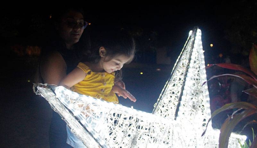 Los pequeños disfrutan las decoraciones navideñas. / G. Aquino