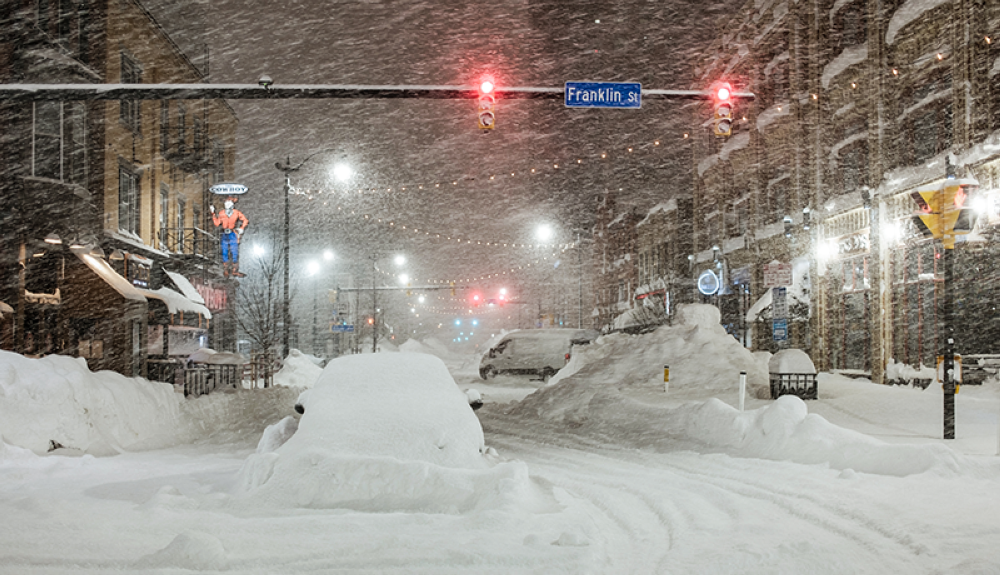 Se ven vehículos abandonados por una fuerte nevada en el centro de Buffalo, Nueva York.AFP