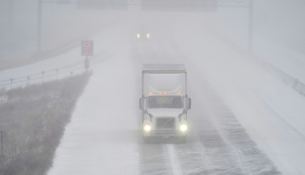 Un camión de transporte circula por la autopista 401 en London, Ontario, Canadá, durante una gran tormenta invernal.AFP