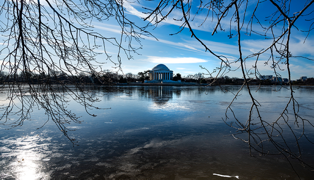 El Jefferson Memorial se refleja en las aguas congeladas sobre la cuenca Tidal en Washington, DC.AFP