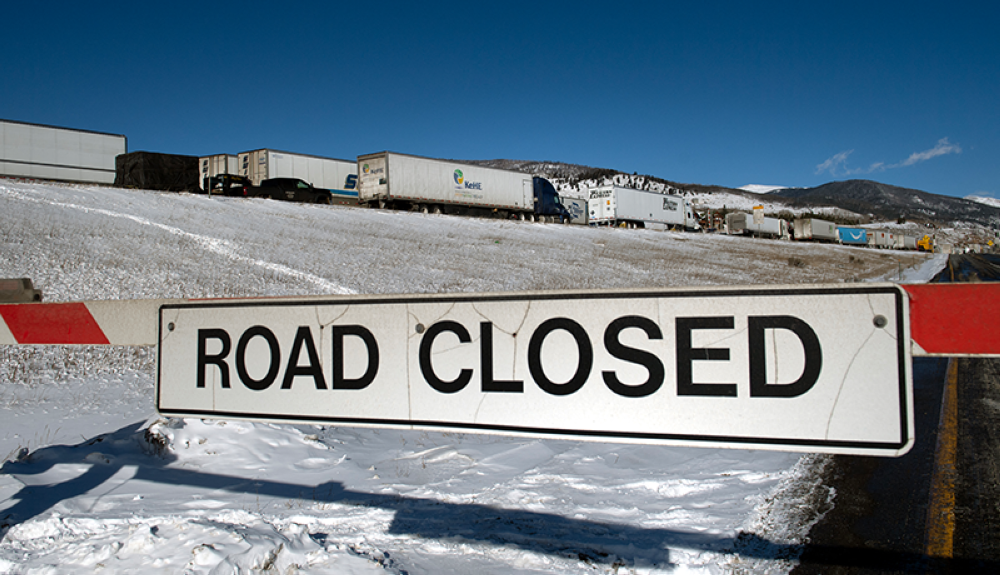 Una fila de trailer se alinean debido a condiciones extremas de manejo en invierno, en Silverthorne, Colorado. AFP