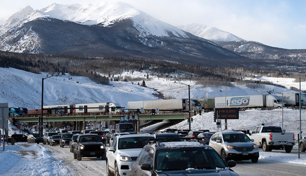 El tráfico se atascó por varias calles y autopistas de EEUU, como ocurrió en Silverthorne, Colorado, donde la nieve provocó largas filas en el tráfico.AFP