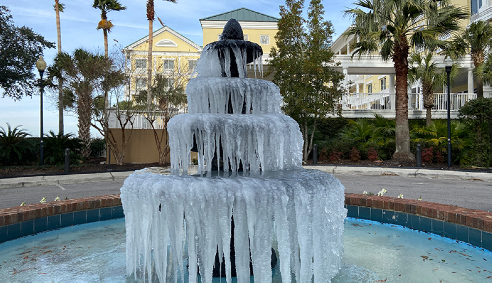 El hielo congeló una fuente en Charleston, Carolina del Sur,  donde se pronostica que las temperaturas alcanzon ceros grados.AFP