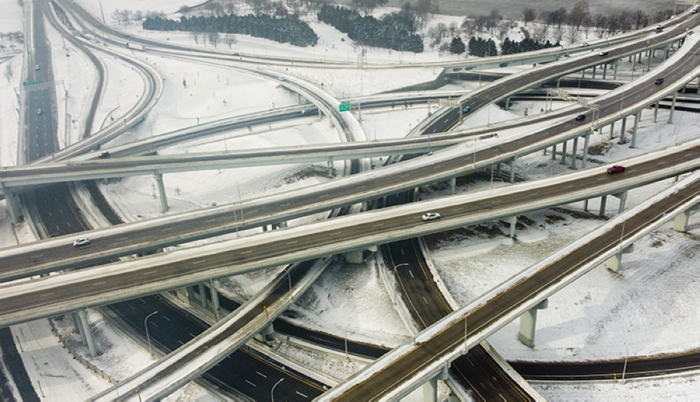 Los vehículos se mueven a lo largo de una carretera en Louisville, Kentucky, bajo temperaturas bajo cero.AFP