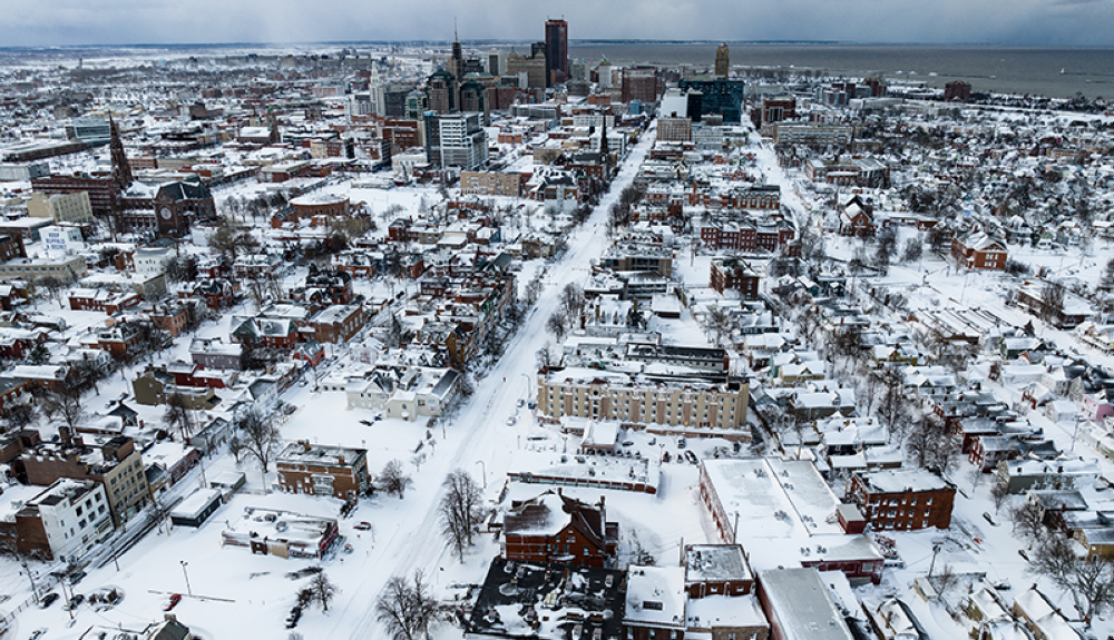 La nieve cubre la ciudad en esta fotografía aérea de un dron en Buffalo, Nueva York.AFP