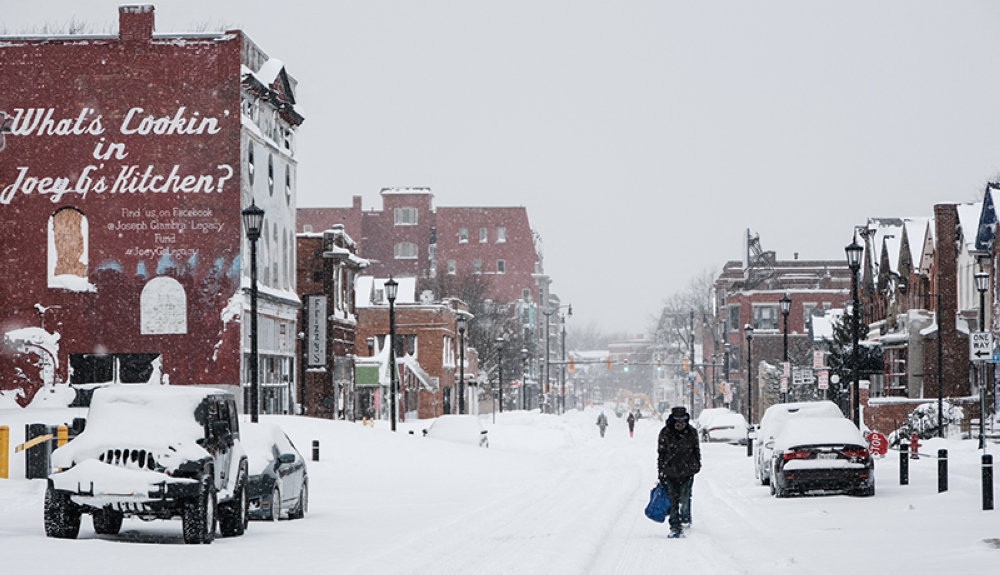 Los residentes caminan por las calles cubiertas de nieve en Buffalo, Nueva York.AFP