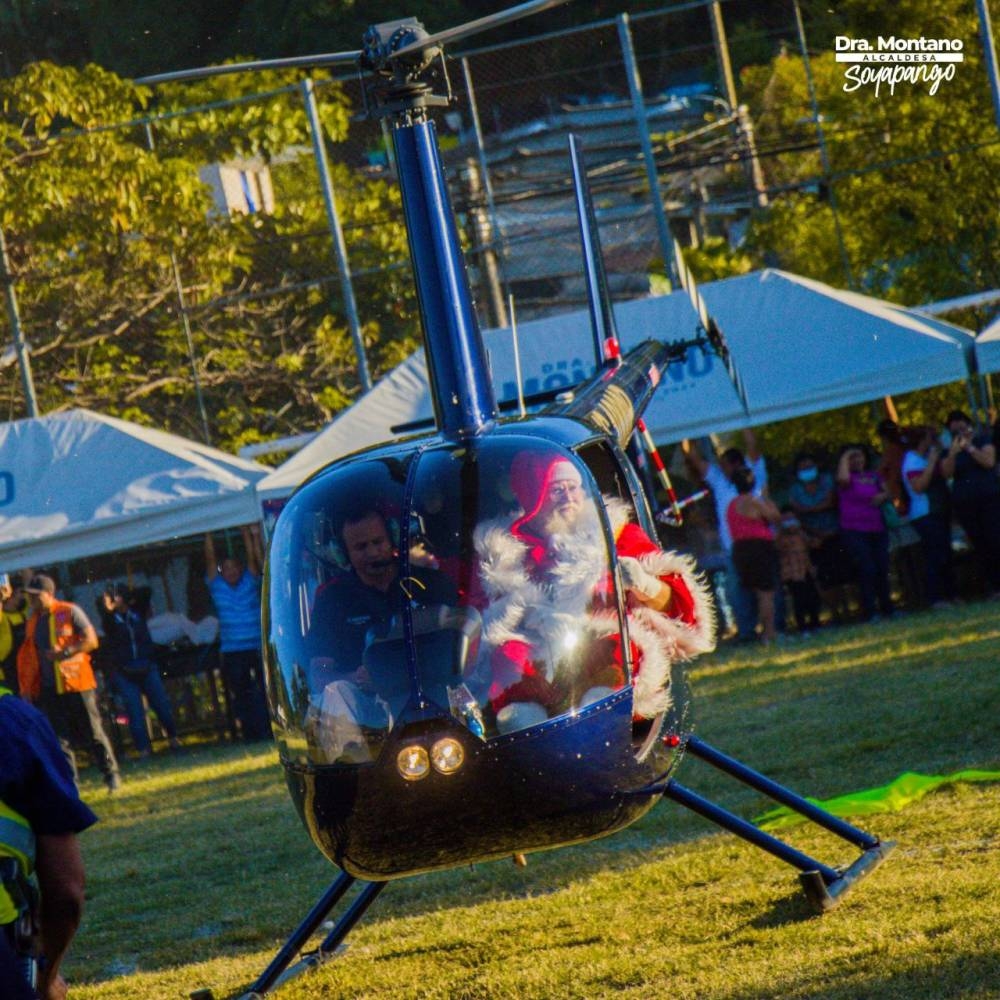 La alcaldesa de Soyapango repartió juguetes en helicóptero a mediados de diciembre.