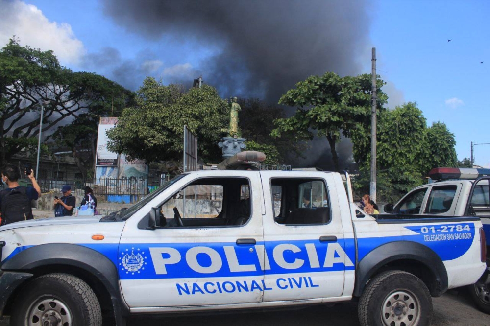 El cielo se tornó gris debido al fuerte incendio que fue reportado este viernes por la mañana en un edificio de San Salvador / Gabriel Aquino.