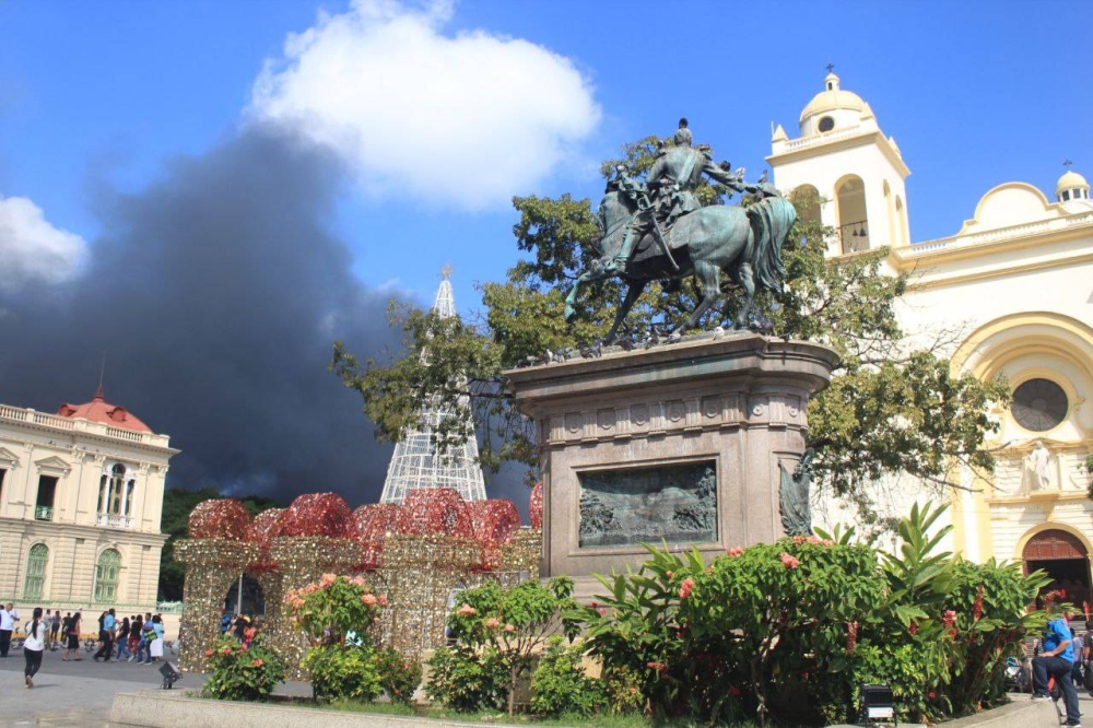 Desde una plaza del Centro Histórico así se mira el fuerte incendio que hasta el momento las autoridades continúan trabajando. / Gabriel Aquino.