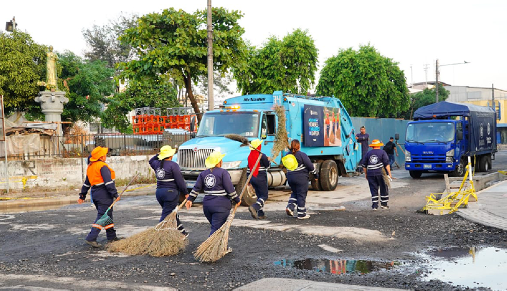 Trabajadores de Desechos Sólidos limpian la capital San Salvador. Cortesía AMSS